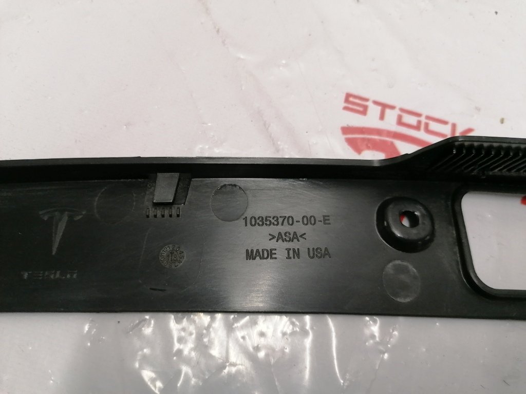 2 Support d'éclairage de plaque d'immatriculation et chrome. Garnitures de couvercle de coffre Tesla modèle X 1046925-00-E
